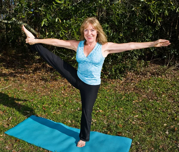 Starsza kobieta pilates - rozciągnąć nogi — Zdjęcie stockowe
