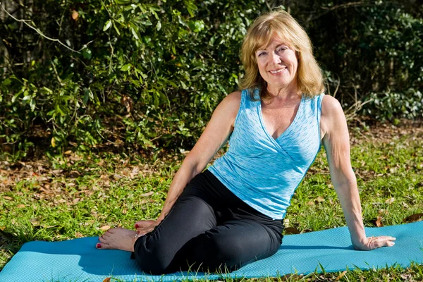 Mulher madura Yoga — Fotografia de Stock