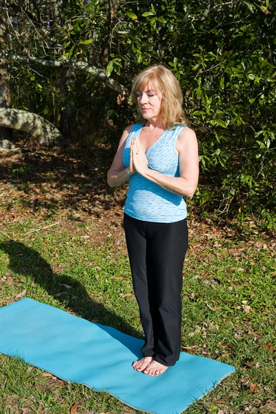 Oudere vrouw yoga - ademhaling — Stockfoto