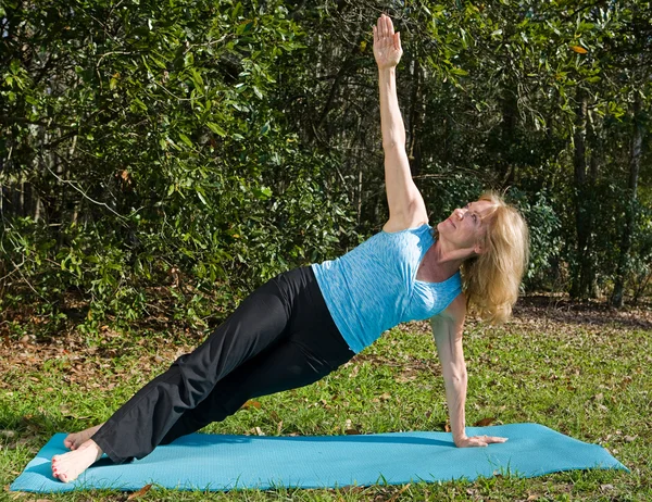 Volwassen vrouw yoga - kant personeel asana — Stockfoto
