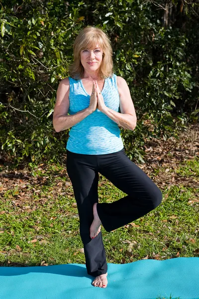 Érett nő jóga - fa pózol — Stock Fotó