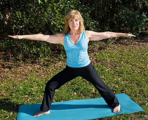 Olgun kadın yoga - savaşçı poz — Stok fotoğraf