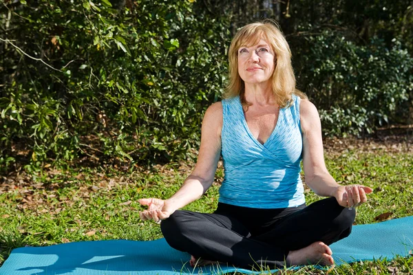 Mogen kvinna yoga med copyspace — Stockfoto