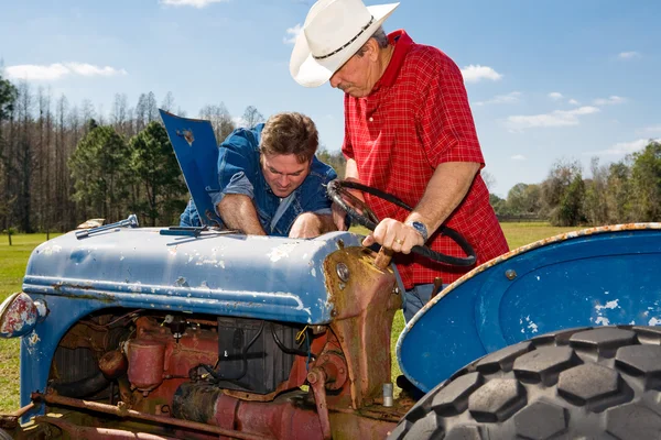 A régi traktor javítása — Stock Fotó