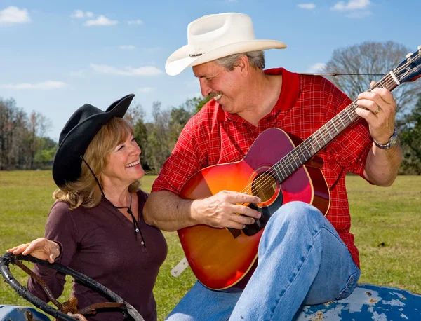 Zingende Cowboy & vrouw flirten — Stockfoto