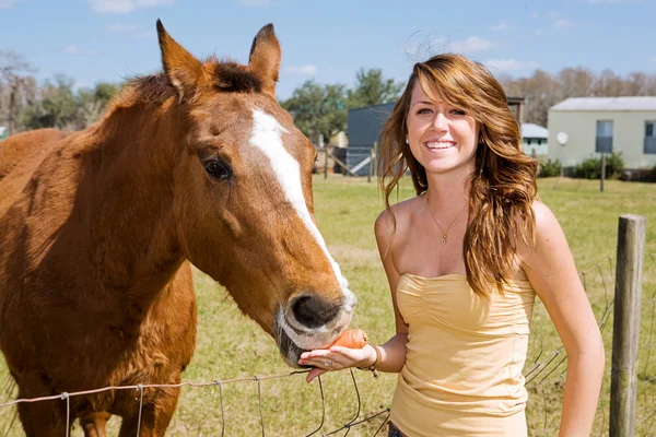 十代の少女・彼女の馬 — ストック写真