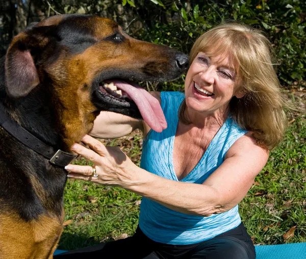 Женщина любит свою собаку — стоковое фото