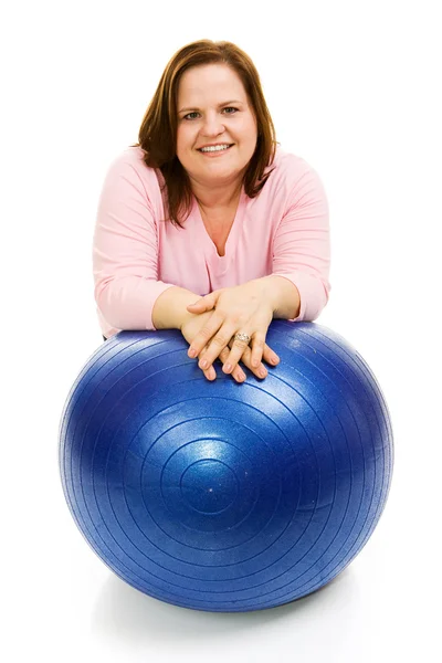 Frau mit Pilates-Ball — Stockfoto