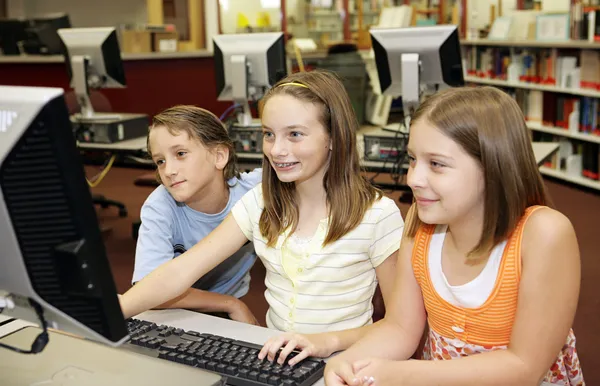 Diversão de computador na escola — Fotografia de Stock