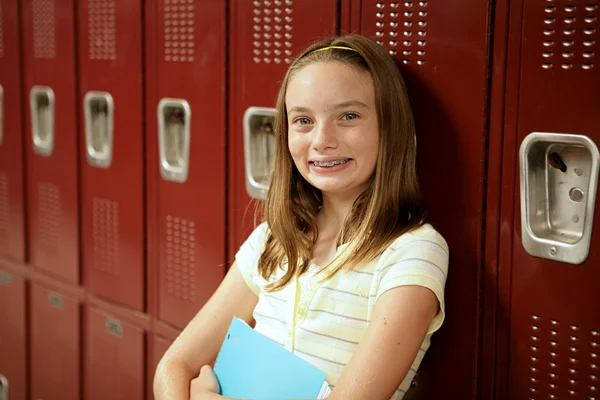 ロッカーでかわいい十代の少女 — ストック写真