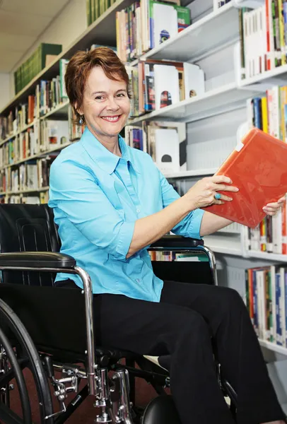 Библиотекарь в инвалидном кресле — стоковое фото