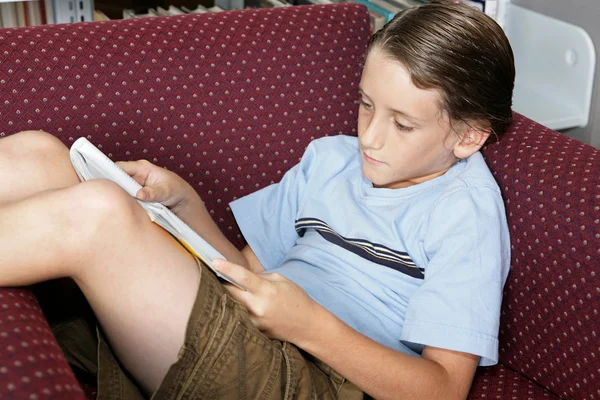 School jongen lezen — Stockfoto