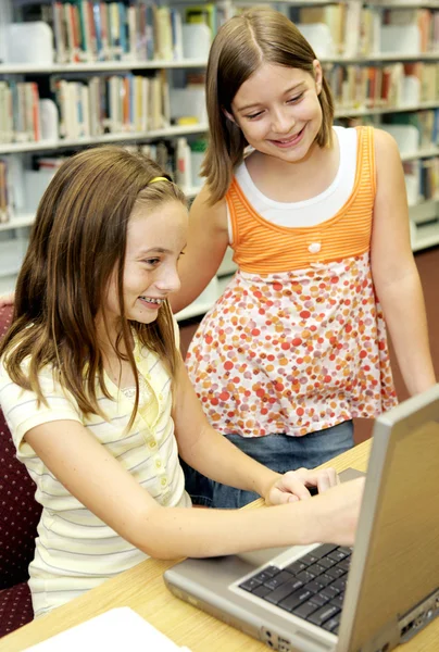 Schulbibliothek - Spaß online — Stockfoto