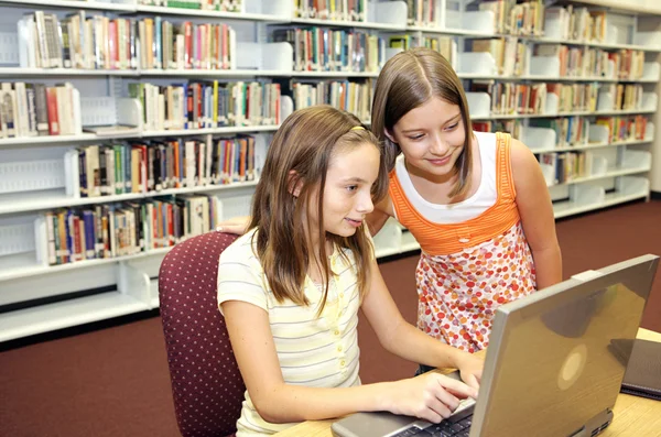 Biblioteca Escolar - Investigación en línea — Foto de Stock