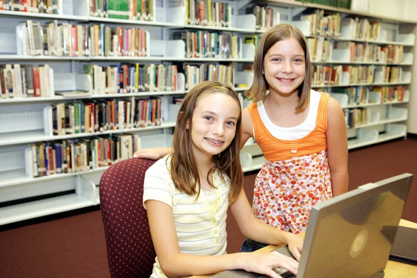 Шкільна бібліотека - технологія в класі — стокове фото