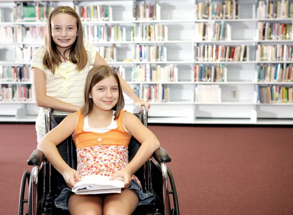 Školní knihovna - dvě dívky — Stock fotografie