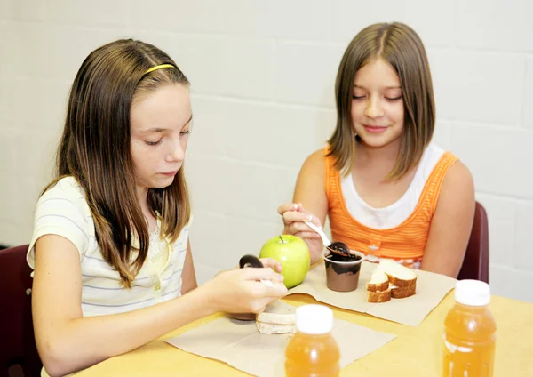 Almuerzo escolar - Mesa de niñas — Foto de Stock