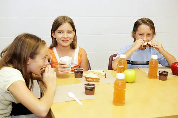 Déjeuner scolaire à la cafétéria — Photo