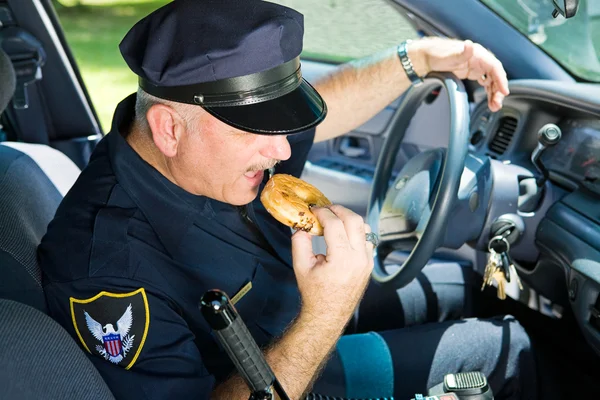 Polis memuru donut yemek — Stok fotoğraf