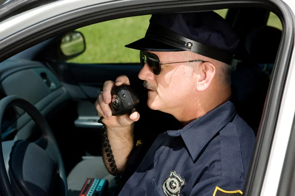Офицер полиции на радио — стоковое фото