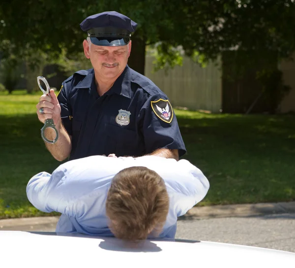 Поліцейський з наручниками — стокове фото