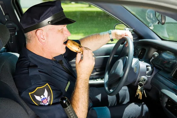 Snacking della polizia sul lavoro — Foto Stock
