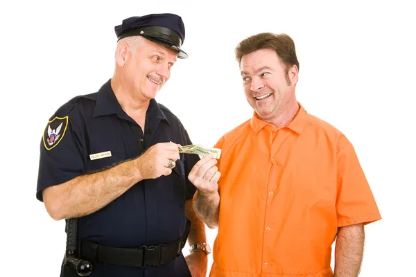 Polizist nimmt Bestechungsgeld an — Stockfoto
