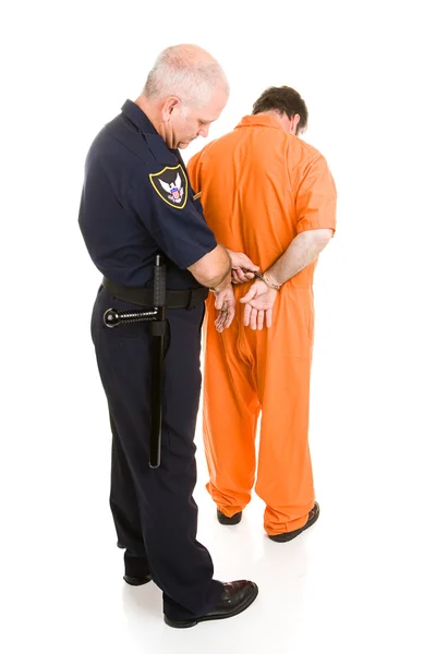 Polizist legt Häftling Handschellen an — Stockfoto