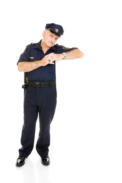 Polizist stützt sich auf weißen Raum — Stockfoto