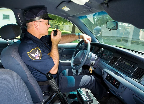 Policial na rádio — Fotografia de Stock