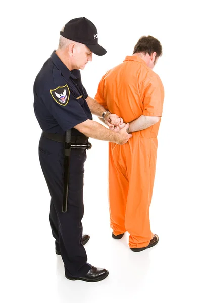 Prisioneiro algemado por polícia — Fotografia de Stock