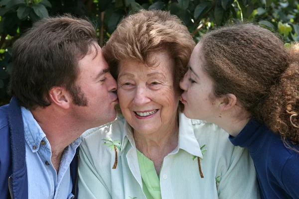 Csók a nagymamának — Stock Fotó