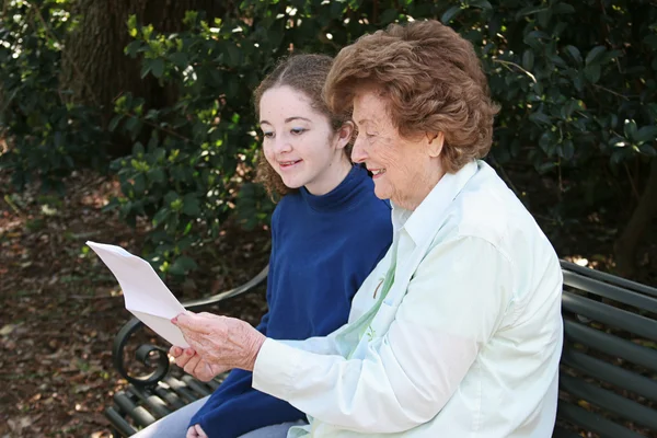 Lectura con la abuela — Foto de Stock