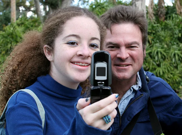 Papá adolescente y teléfono de la cámara —  Fotos de Stock