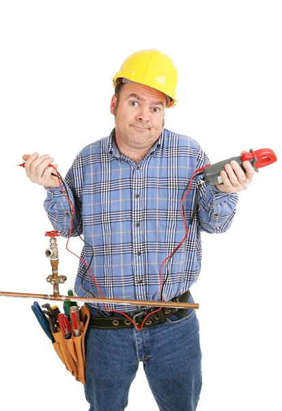 Eletricista confuso por encanamento — Fotografia de Stock