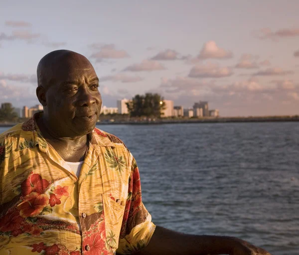 Karaiby człowiek cieszy się zachód słońca — Zdjęcie stockowe