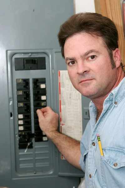 Eletricista no painel de disjuntores — Fotografia de Stock