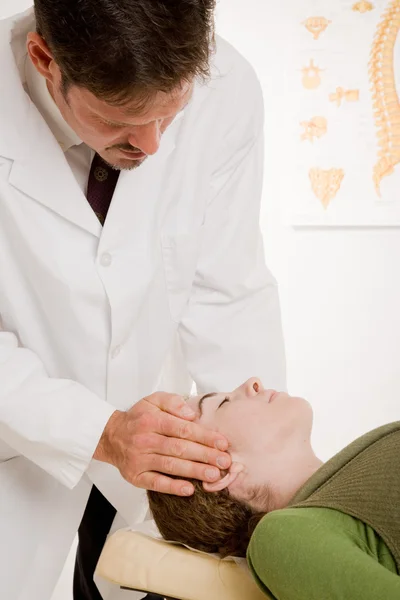 脊椎治疗师调整病人的脖子 — 图库照片