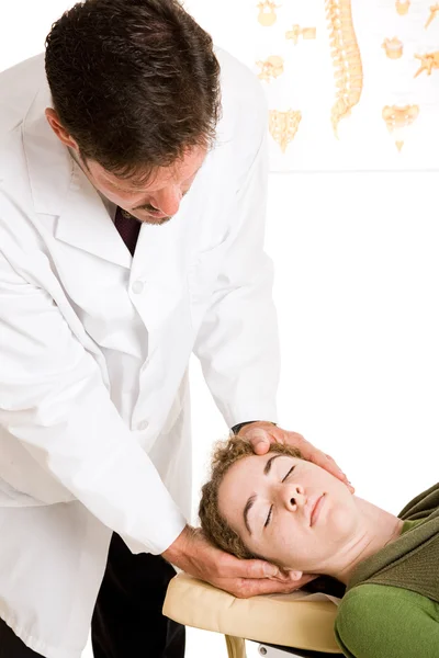 Chiropracter відноситься до головного болю — стокове фото