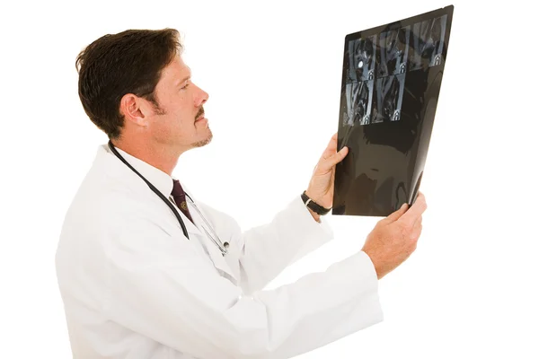 Γιατρός εξετάζει mri — Φωτογραφία Αρχείου