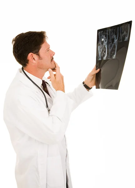 Médico revisando los resultados de resonancia magnética —  Fotos de Stock