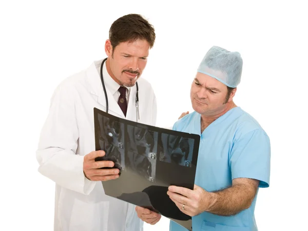 Médicos Revisam Resultados de RM — Fotografia de Stock