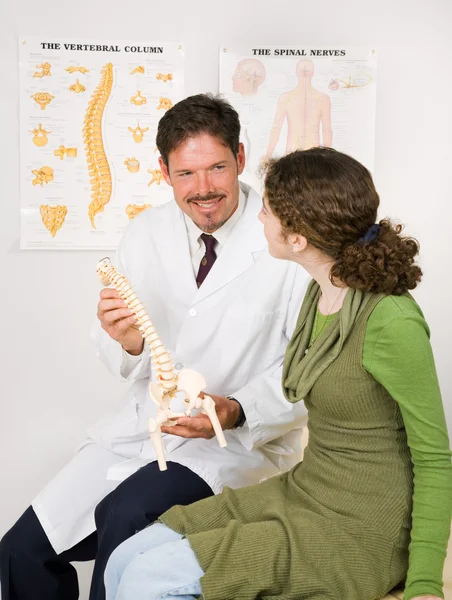 Vriendelijke chiropractor met patiënt — Stockfoto