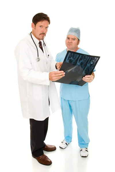 Серьезные врачи с МРТ — стоковое фото