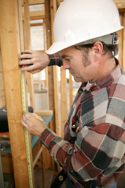 建設労働者の測定 — ストック写真