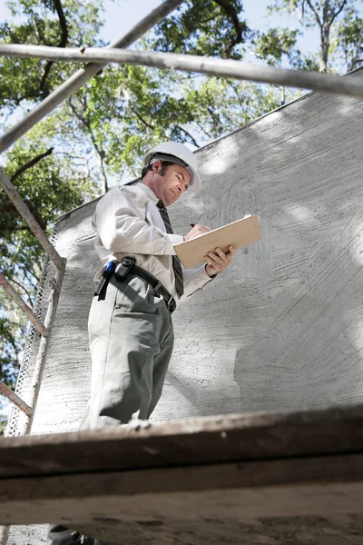 Строительный инспектор на строительных лесах — стоковое фото