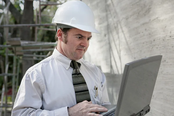 Инженер-строитель с ноутбуком — стоковое фото
