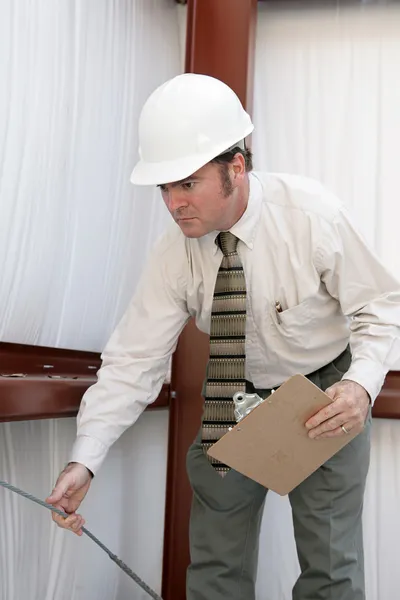 Инспектор строительства - проверка напряженности — стоковое фото