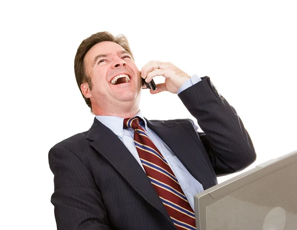 Бизнесмен смеется над телефоном — стоковое фото