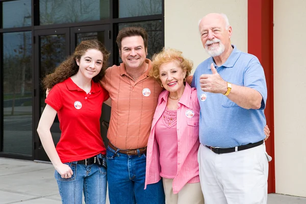Valet - familj utanför polls — Stockfoto